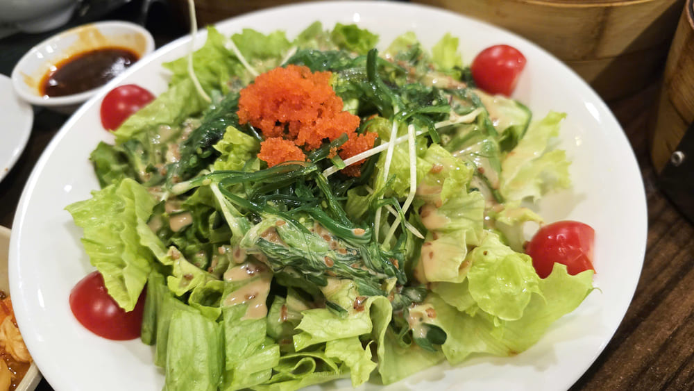 Crab egg seaweed salad for a quick and nutritious lunch. Photo: Tuan Dat