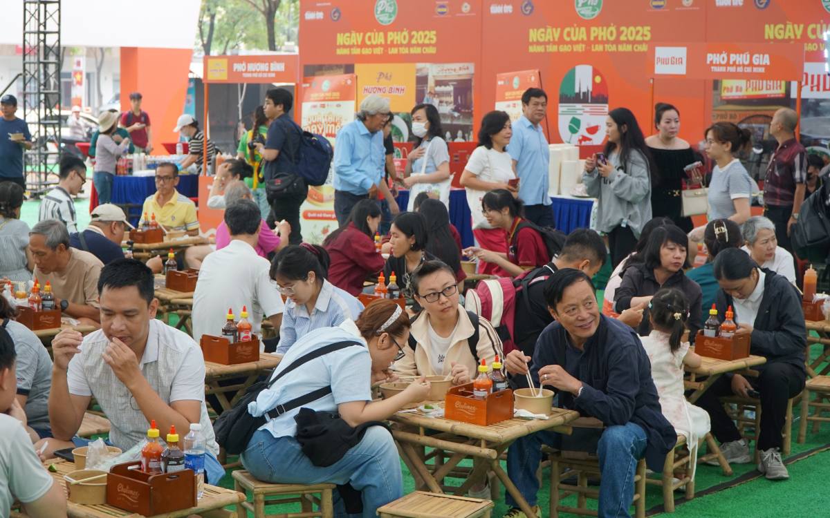 Người dân và du khách đổ về trung tâm TPHCM để thưởng thức phở. Ảnh: Thanh Chân