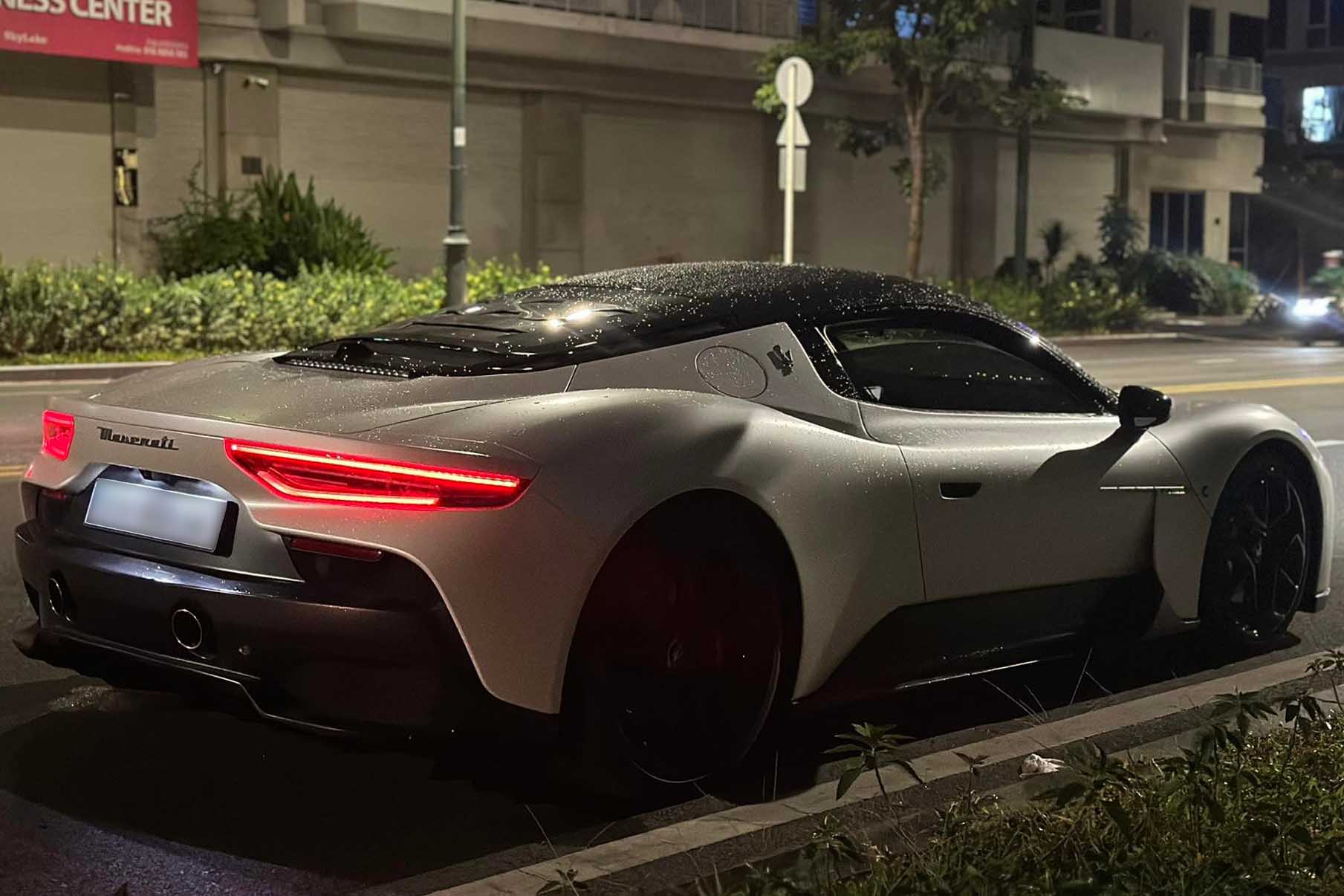 The gray white Maserati MC20 appeared on the streets of Ho Chi Minh City, attracting the attention of Vietnamese car enthusiasts. Photo: Phong Diep