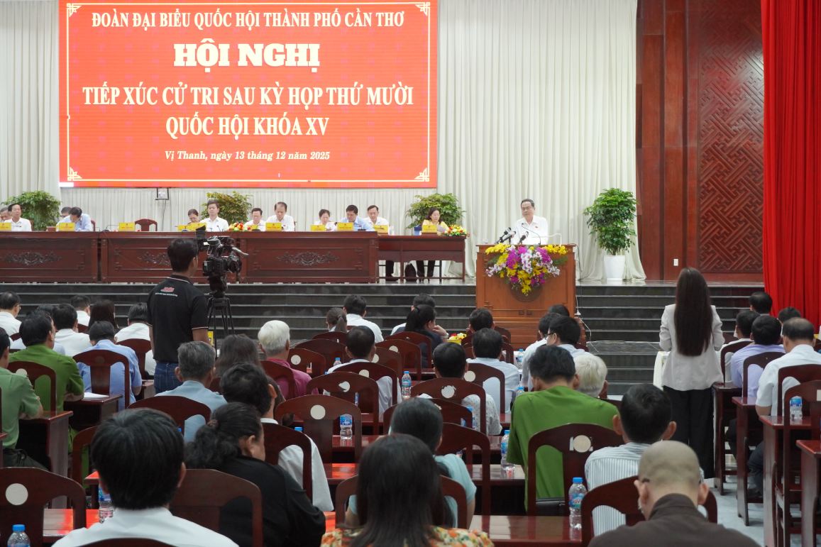 Quang canh hoi nghi. Anh: Ta Quang