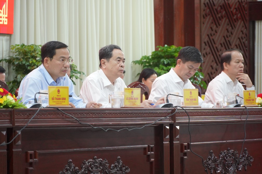 Chu tich Quoc hoi Tran Thanh Man va cac dai bieu lang nghe cac y kien cua cu tri. Anh: Ta Quang