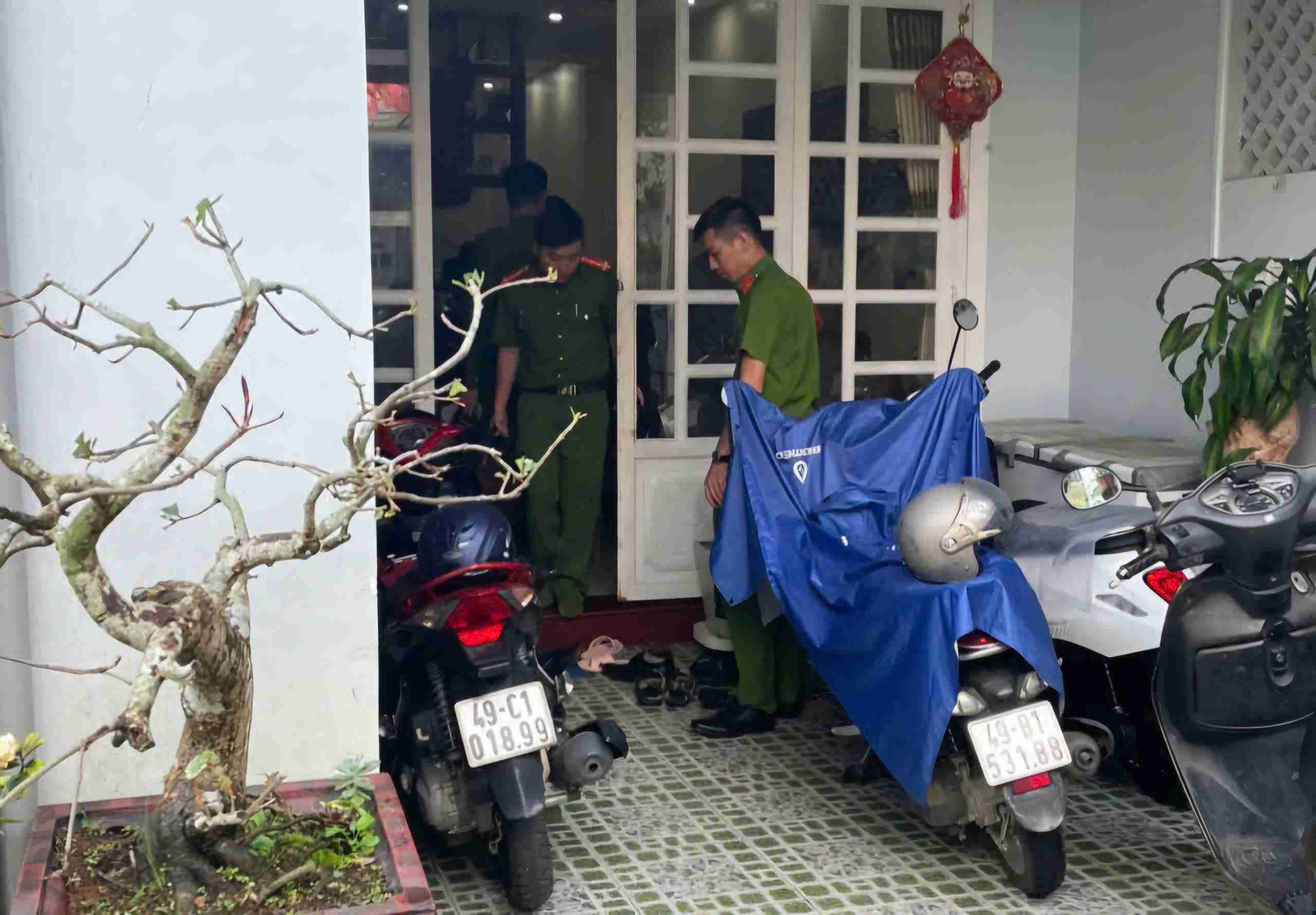 Cơ quan điều tra tiến hành khám xét nhà Đoàn Quang Huy, Trưởng phòng Pháp chế Sở Y tế Lâm Đồng tại Đà Lạt. Ảnh: Phúc Khánh