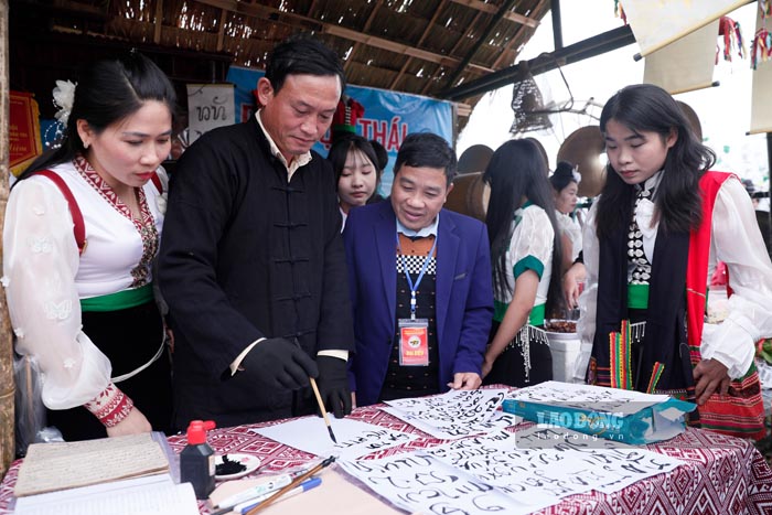 Mr. Tong Van Han - author of the poem "My mother curses the thief" (in black shirt). Photo: Quang Dat