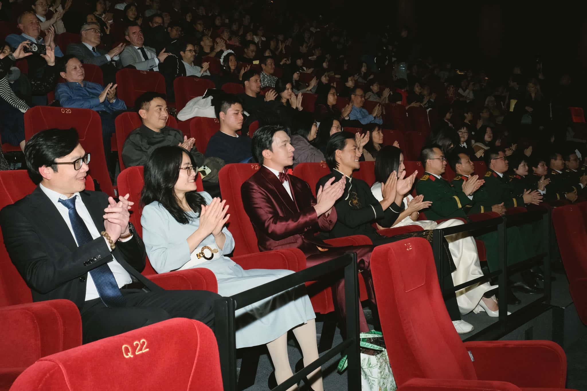 Nhieu y kien quoc te danh gia cao gia tri nghe thuat va thong diep hoa binh cua bo phim.