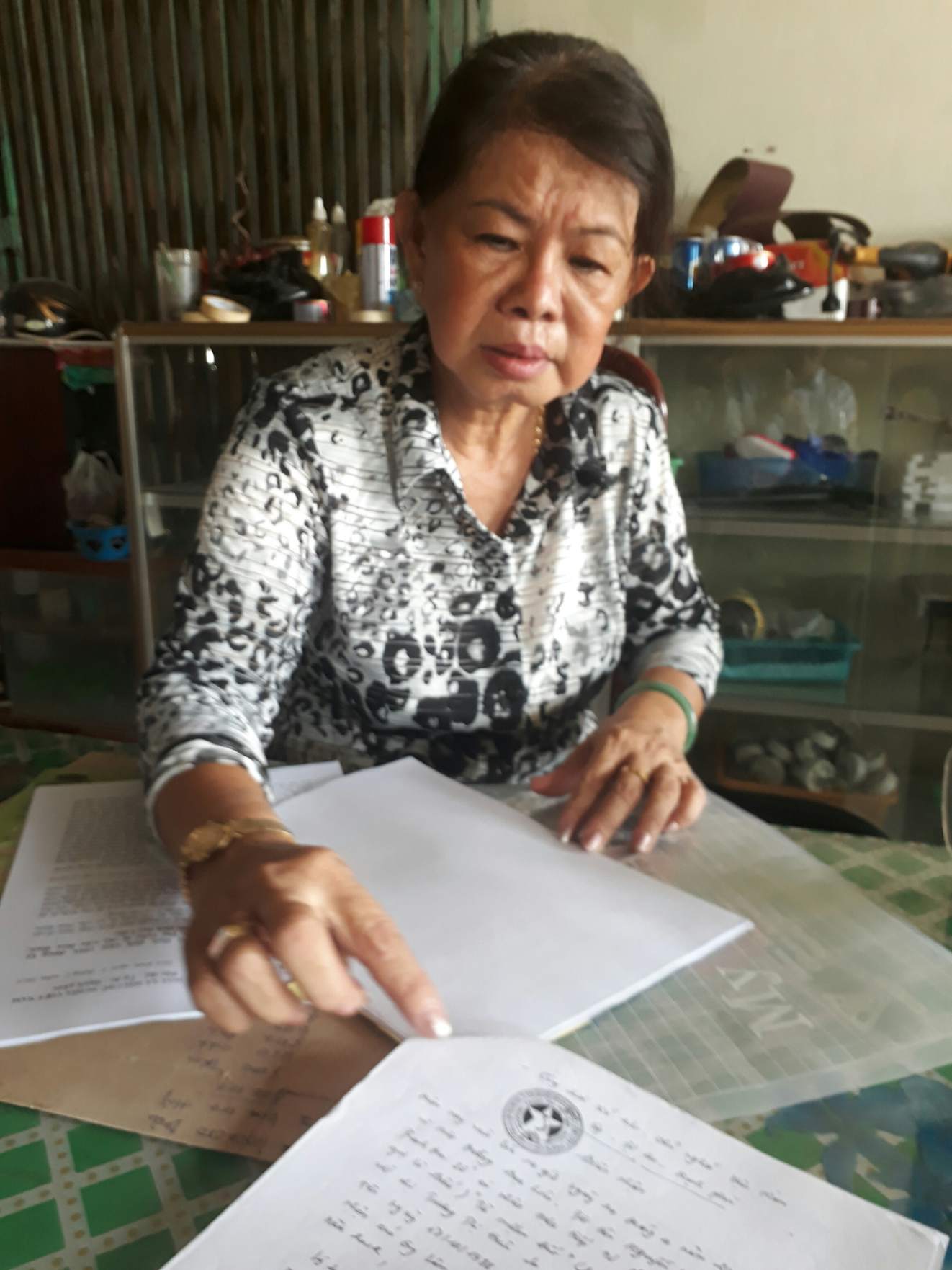 Bà Trương Thị Huê hơn 25 năm khiếu nại, 4 năm chờ nhưng chưa được xã Hoà Bình, tỉnh Cà Mau giải quyết. Ảnh: Nhật Hồ