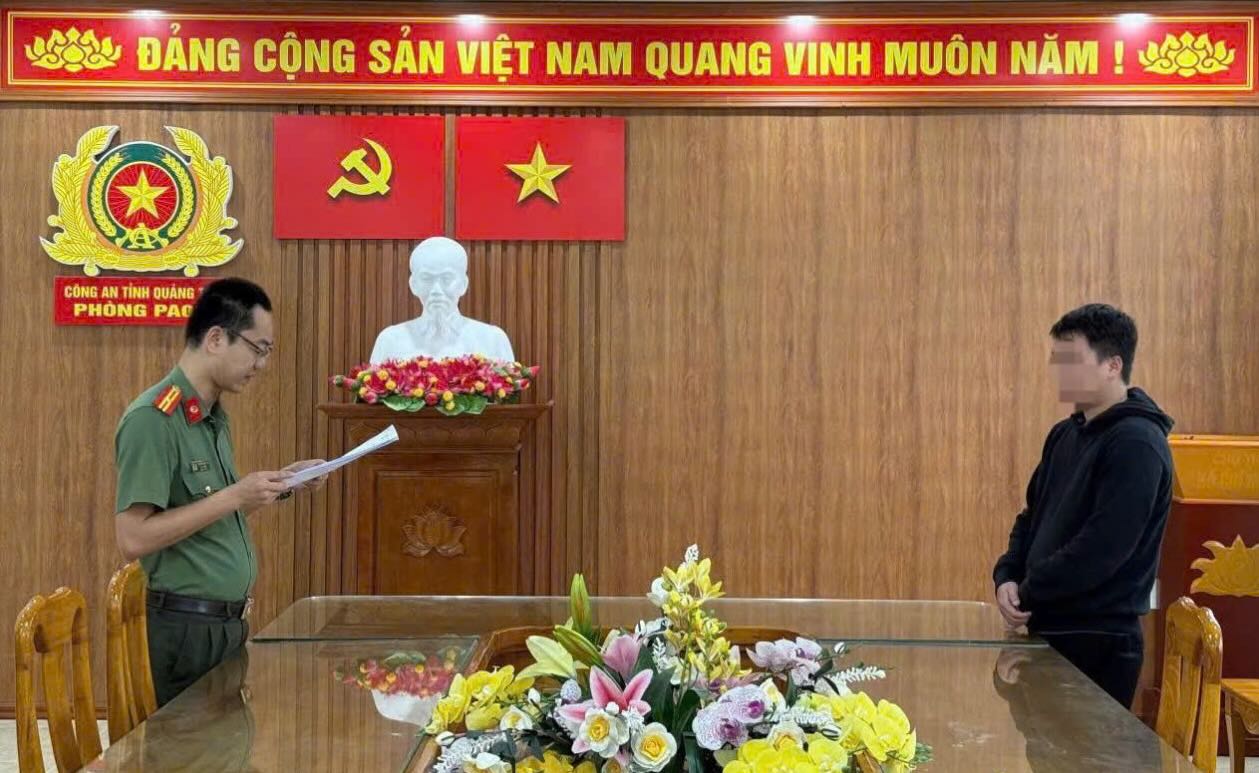 The authorities handled the subject who illegally provided 1,779 television channels. Photo: Quang Tri Police