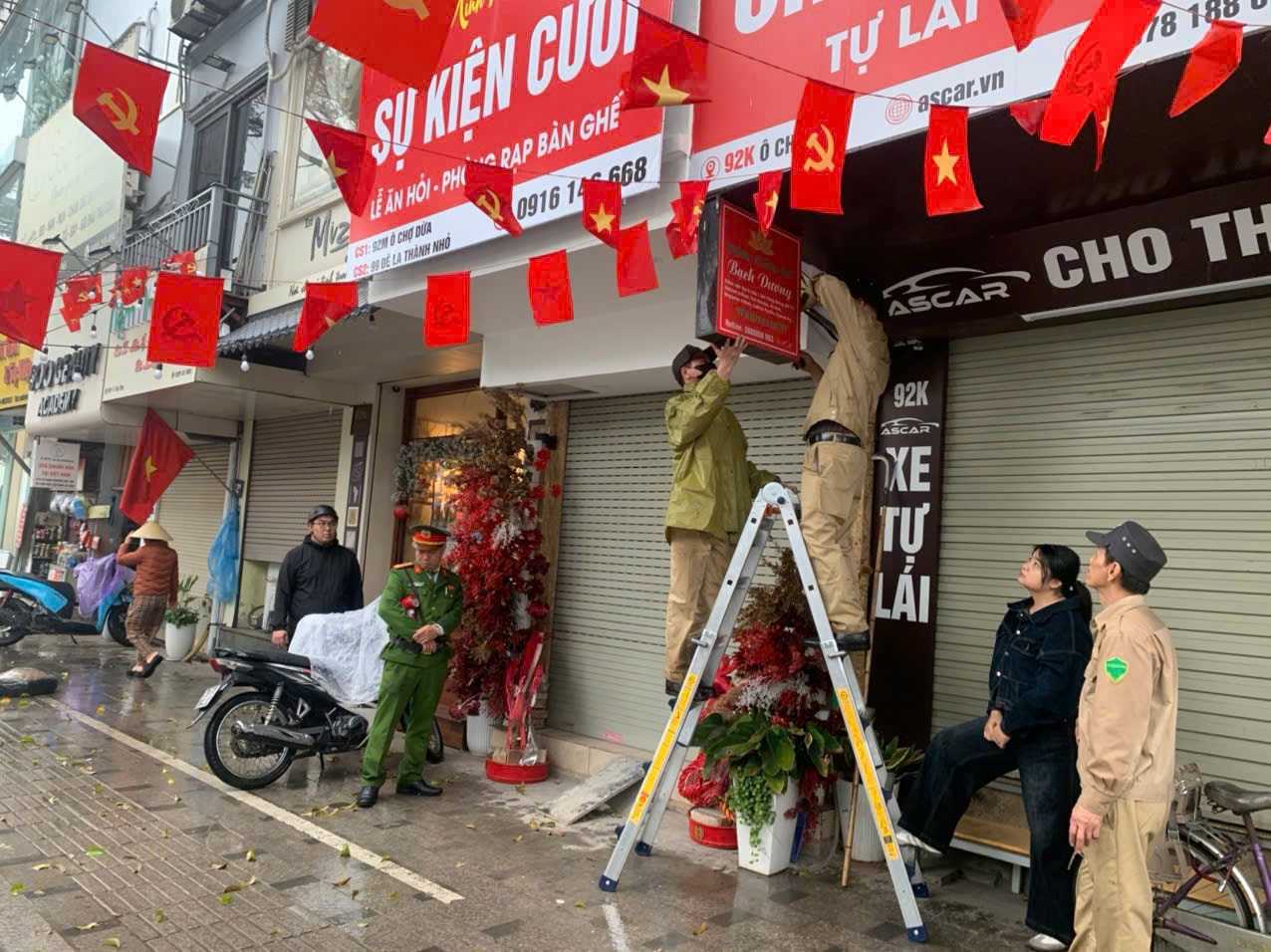 Phuong O Cho Dua xu ly hang chuc vi pham trat tu do thi trong ngay ra quan. Anh: Nguyet Anh