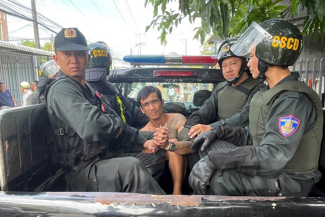 Lực lượng Cảnh sát cơ động khống chế và bắt giữ đối tượng Bắc. Ảnh: Công an Cần Thơ