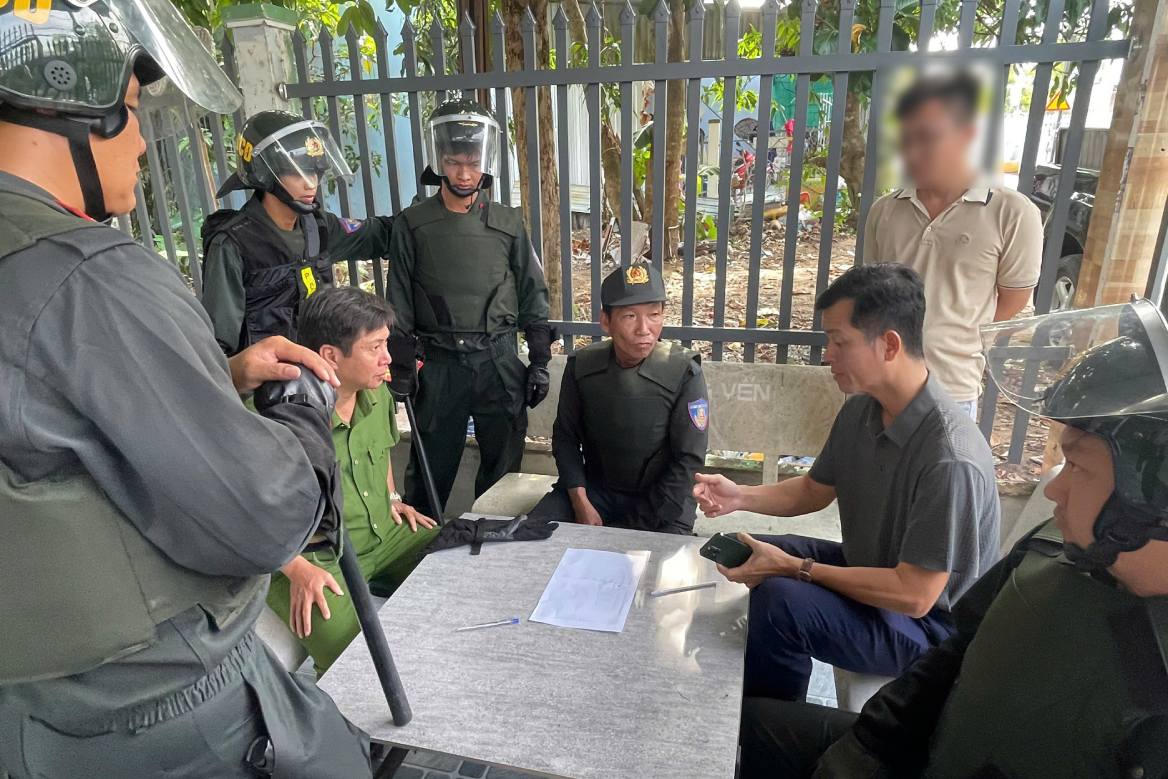 Các đơn vị nghiệp vụ họp bàn kế hoạch đánh bắt đối tượng. Ảnh: Công an Cần Thơ