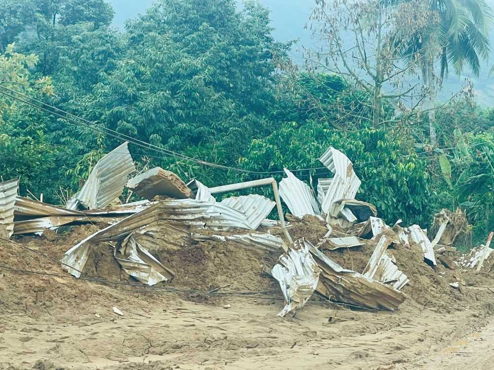 Can nha cua mot ho dan o xa Tay Khanh Son bi vui lap hoan toan trong dot mua lu vua qua.Anh: Phuong Linh