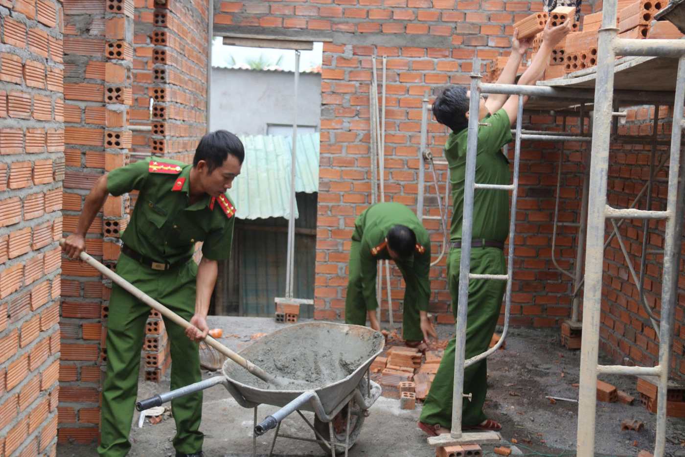 Khanh Hoa Provincial Police presided over the construction of 23 new houses for households affected by floods. Photo: Phuong Linh