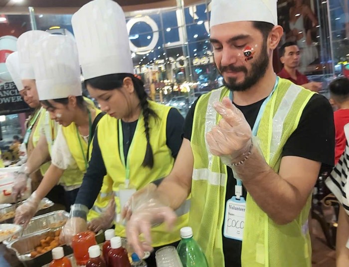 Cac dau bep nguoi Anh nhiet tinh, than thien tai chuong trinh. Anh: Song Han