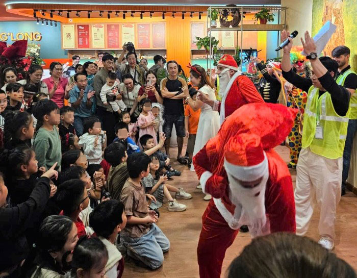 Hon 300 tre em co nho, co hoan canh kho khan tai TP Da Nang duoc don Giang sinh som. Anh: Song Han