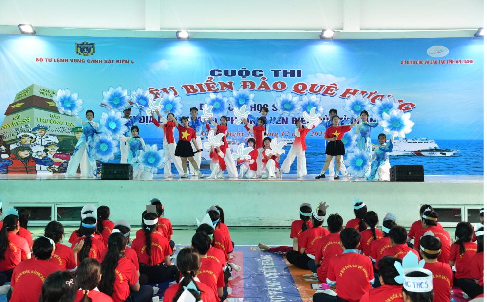 Truoc do co hon 30.000 em hoc sinh cua 41 truong THCS trong tinh da tham gia thi truc tuyen. Anh: Duc Thai 