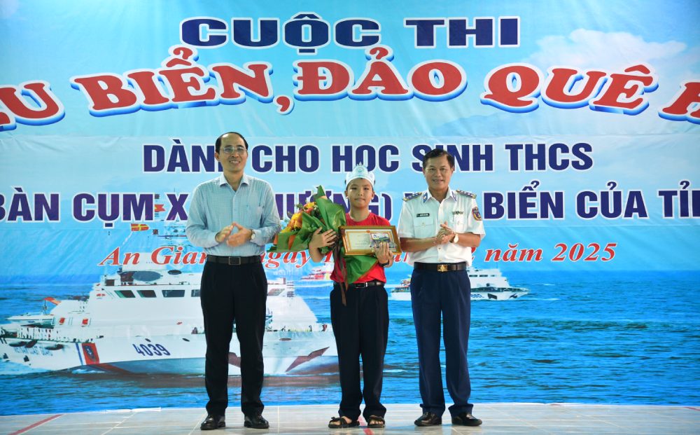 Trao giai nhat cho em Tran Dang Tien, hoc sinh lop 6A4, Truong THCS & THPT Vo Van Kiet. Anh: Duc Thai