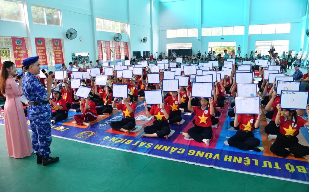 100 students compete in the final round of "I love the sea and islands of my hometown". Photo: Duc Thai