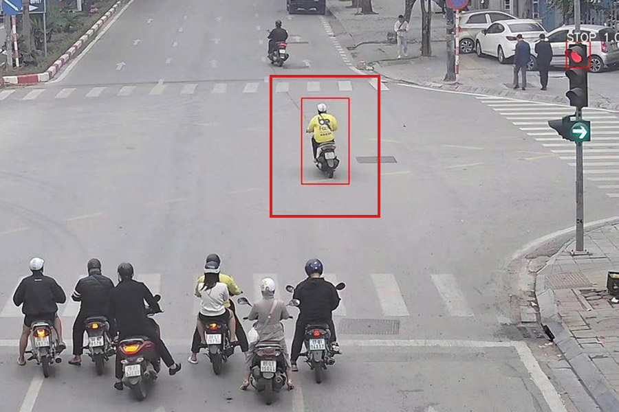 AIカメラによって記録された、交通信号(赤信号を通過)の命令に従わないケースが50件あります。写真:交通警察局