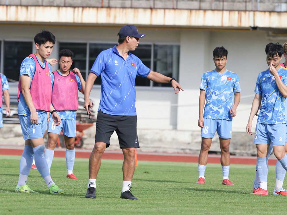 Huan luyen vien Kim Sang-sik tap ki chien thuat cho U22 Viet Nam. Anh: VFF