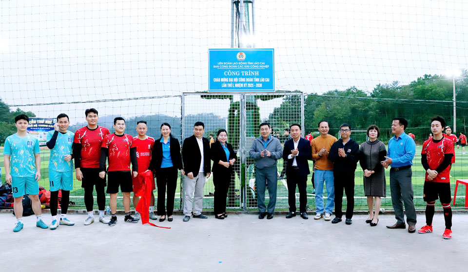 To hop 2 san bong da nhan tao tai khu vuc Nha thi dau The duc the thao Lien doan Lao dong tinh Lao Cai. Anh: Manh Hung