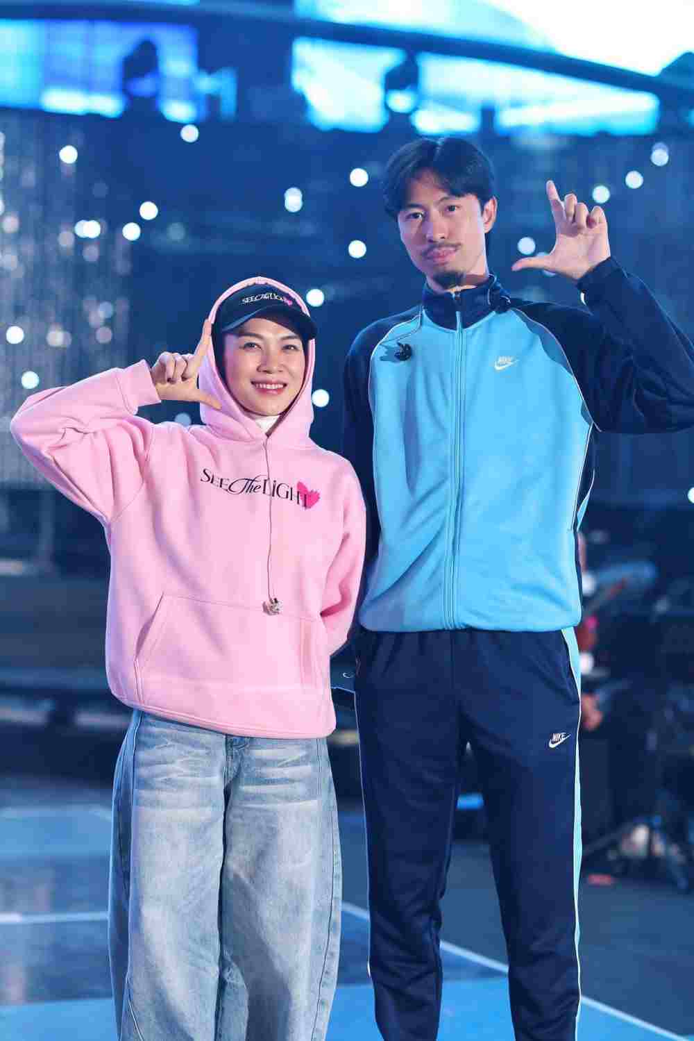 My Tam va Den Vau. Anh: Nghe si cung cap