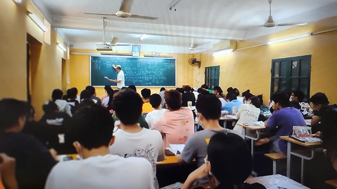 24h Education: Conditions for business households to be allowed to teach extra classes and practice foreign language exams. Photo: Mai Chi