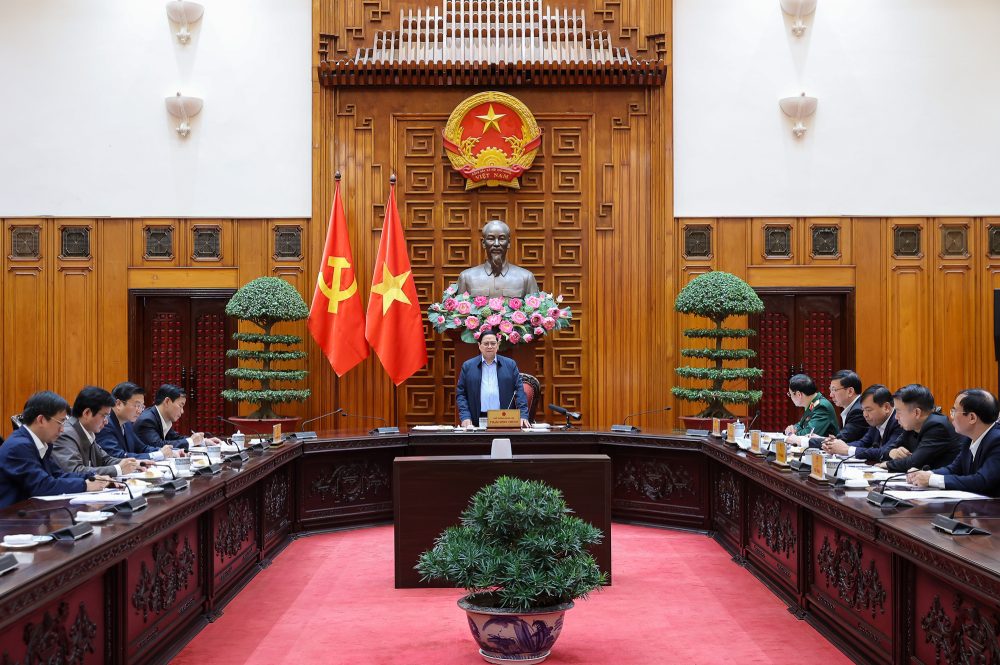 يعمل رئيس الوزراء فام مينه تشينه مع الوزارات والإدارات ومحافظة كوانغ تري على جهود الإغاثة والتعافي في أعقاب العواصف والفيضانات الأخيرة. الصورة: نهات باك