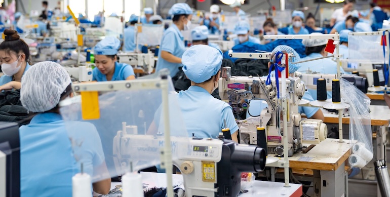 長期間にわたって視力を働かなければならない労働者は、目の健康をサポートするためにリンゴを食べる時期を選ぶべきです。写真:キエウ・ヴー