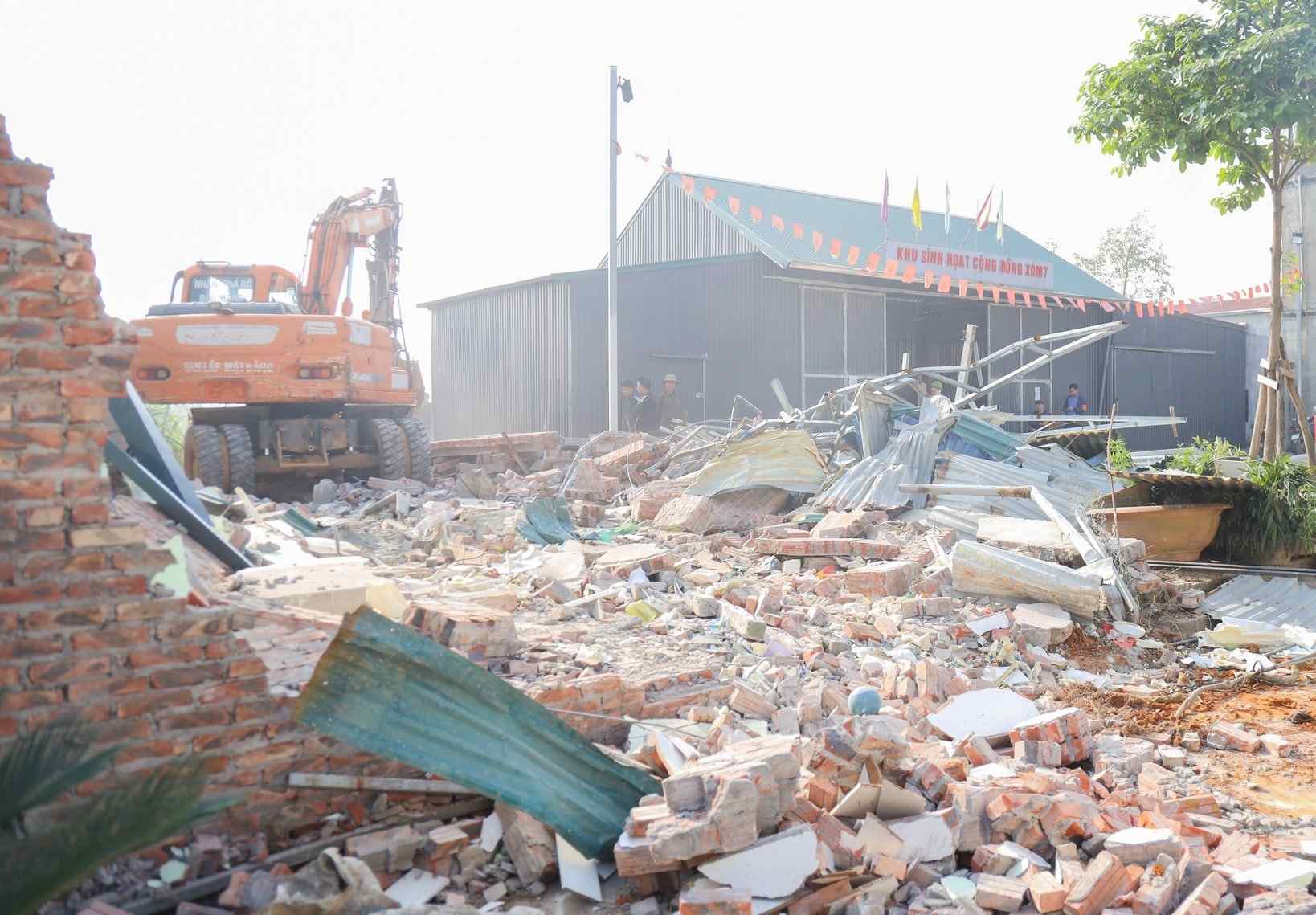 Sau khi hoan thanh cuong che cong trinh vi pham, luc luong chuc nang ban giao cho thon quan ly, bao ve chong tai lan chiem. Anh: Tran Hung