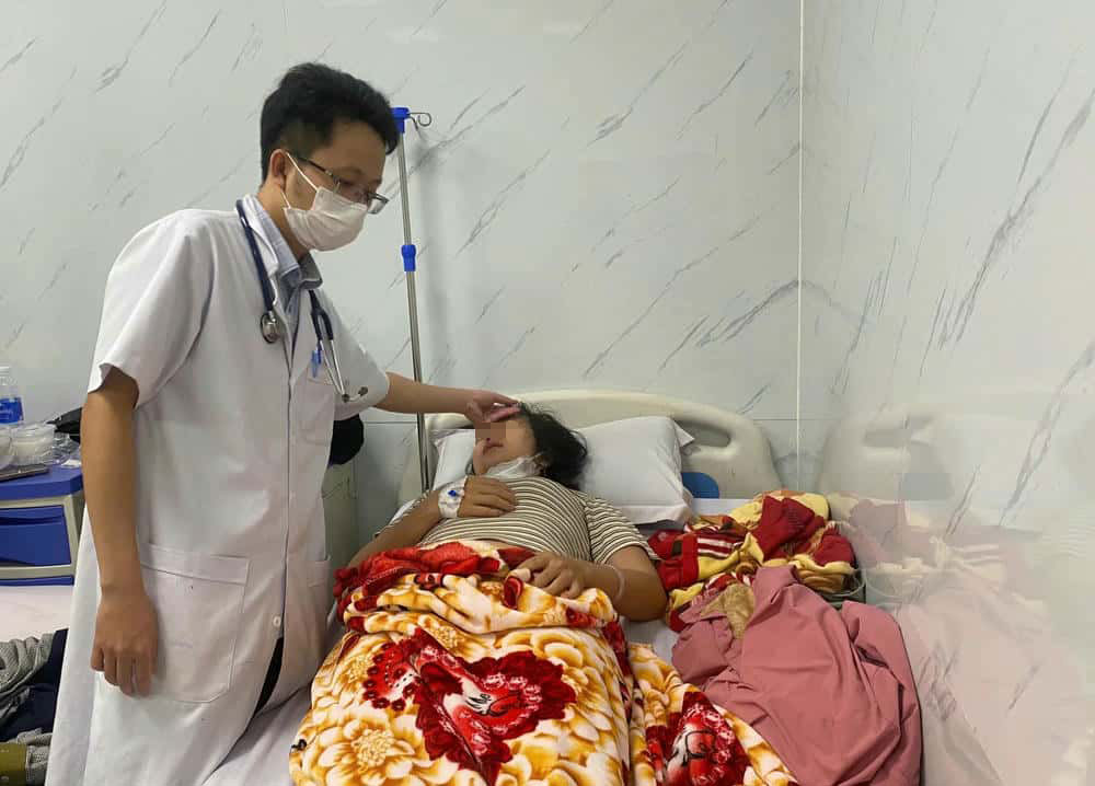 Un paciente sospechoso de intoxicacion alimentaria esta siendo tratado activamente por los medicos. Foto: Ha Phuong