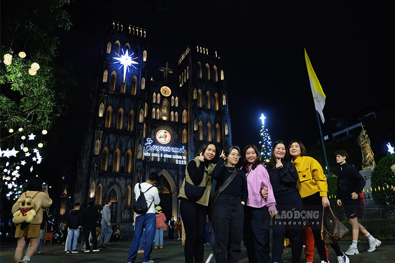 Bustling atmosphere to welcome Christmas early all over Hanoi