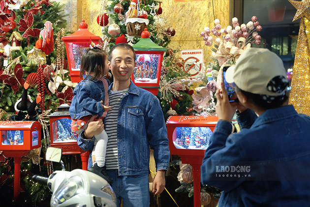 Ngoai Nha tho Lon, nhieu dia diem khac cung thu hut nguoi dan, khong the khong ke toi con pho Hang Ma.