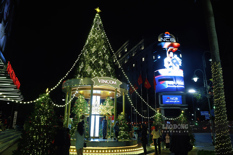 Tai cac Trung tam thuong mai, khong khi Noel cung da ngap tran.