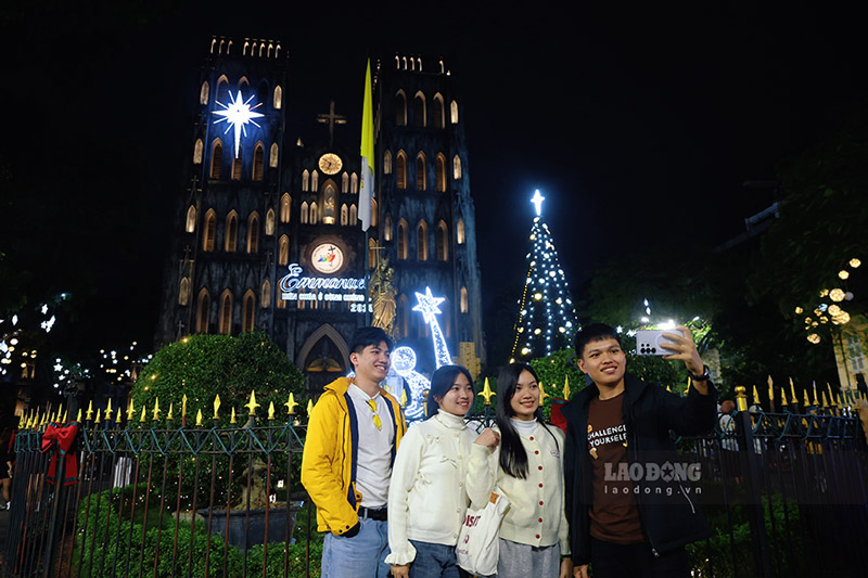 Giang sinh nay khong chi la ngay le cua nguoi theo dao ma da tro thanh dip de nguoi dan cung nhau tan huong khong khi vui tuoi, sum vay, khep lai mot nam cu va huong toi nhung dieu tot dep trong nam moi.