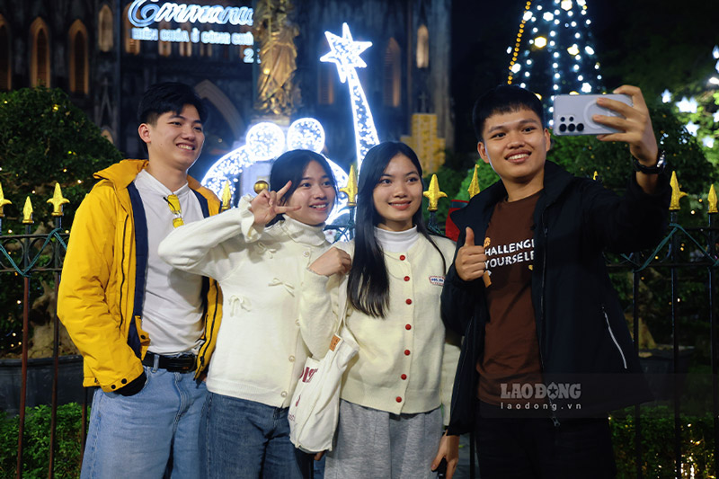 Chi Le Thi Nga (phuong Thanh Xuan) nhu thuong le cung ban be toi nha tho lon cau nguyen, cung nhu chup anh moi mua Giang Sinh. Chi cho biet, khong gian o day duoc trang hoang ruc ro, mang den cho chi va ban be mot cam giac am ap, an lanh trong thoi diem cuoi nam.