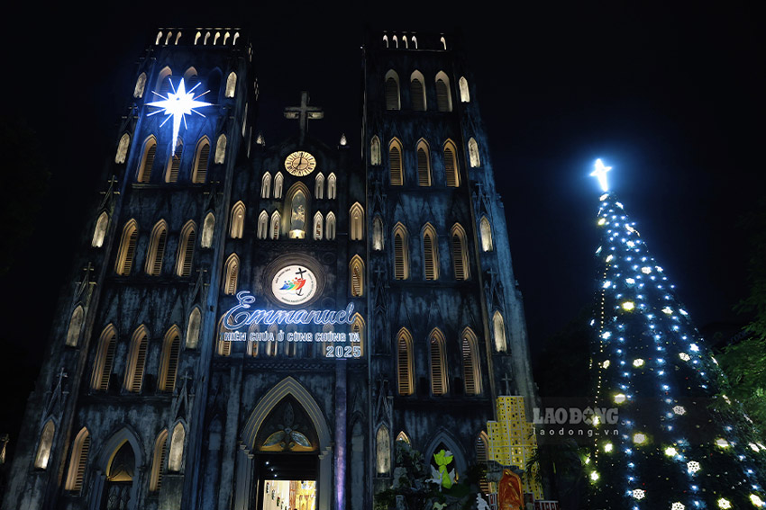 Nha tho lon Ha Noi la mot trong nhung dia diem quen thuoc moi mua Giang Sinh. Nam nay, nha tho duoc trang tri voi mot cay thong khong lo, cung nhieu tieu canh...