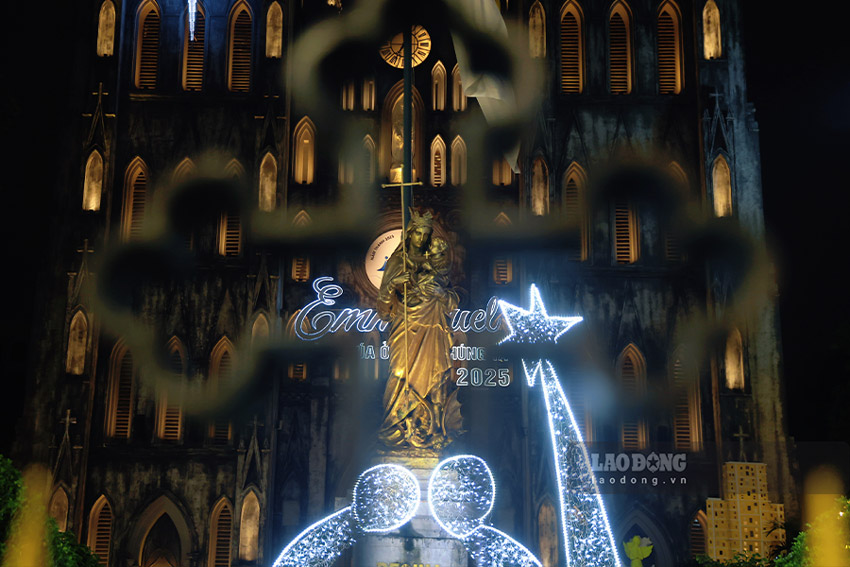 Su trang hoang ruc ro cua Nha tho lon khong chi tao nen diem nhan van hoa, tin nguong, ma con gop phan lam phong phu doi song tinh than cua nguoi dan trong nhung ngay cuoi nam.