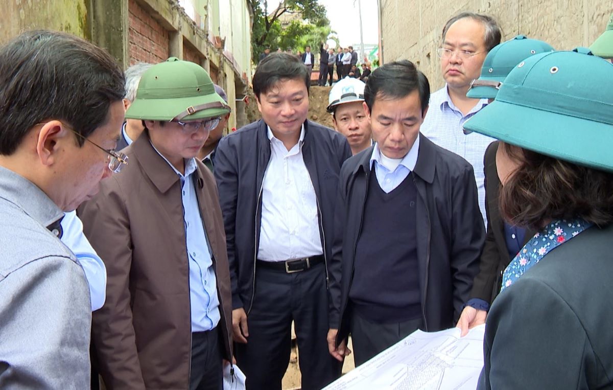 Lanh dao tinh Quang Tri kiem tra hien truong vu sat lo de thong nhat phuong an khac phuc. Anh: H.Nguyen