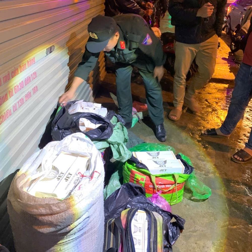 Đối tượng tàng trữ 900 bao thuốc lá hiệu JET không rõ nguồn gốc bị phát hiện. Ảnh: Công an tỉnh Quảng Trị