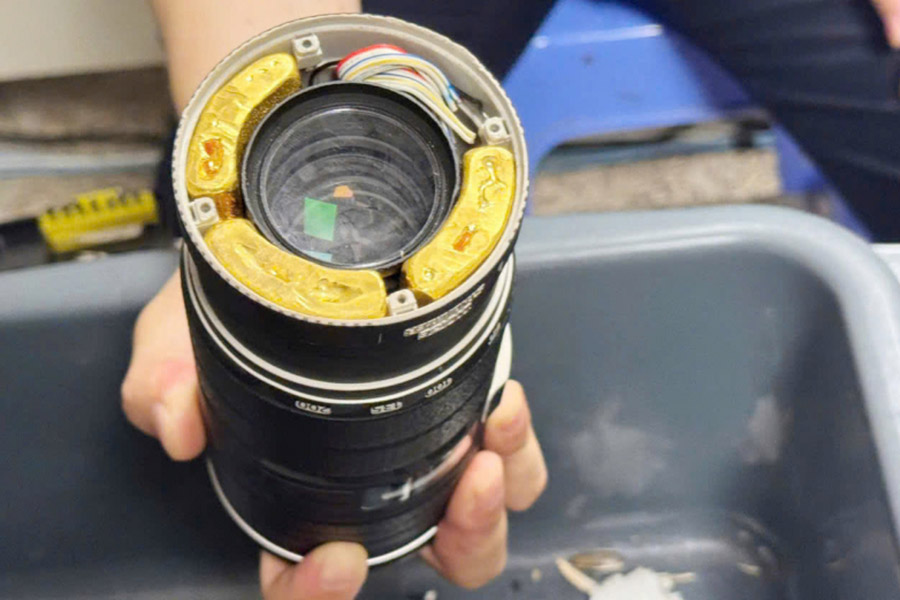 Vang duoc doi tuong cat giau trong may anh rat tinh vi. Anh: Hai Quan Noi Bai