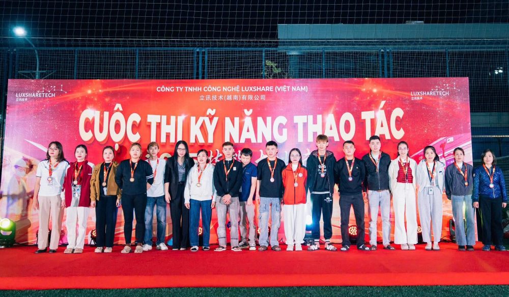 Los trabajadores reciben premios en la ceremonia de clausura del concurso. Foto: Sindicato de Nghe An