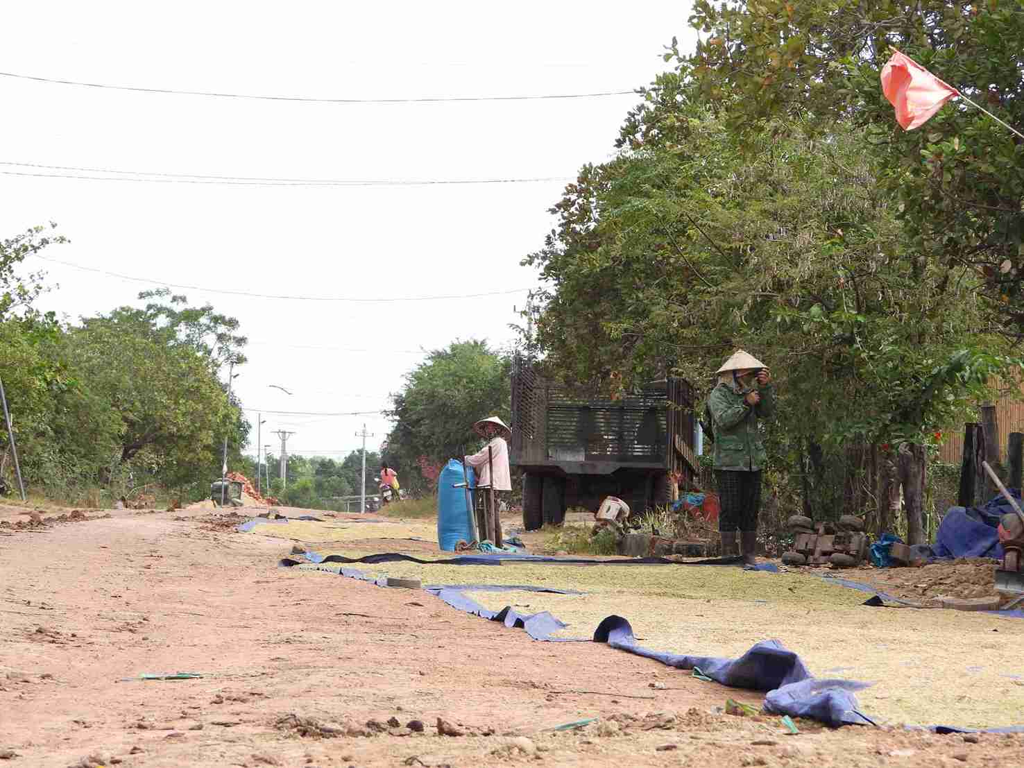 Nguoi dan xa Ia Lop lao dong san xuat. Anh: Bao Trung