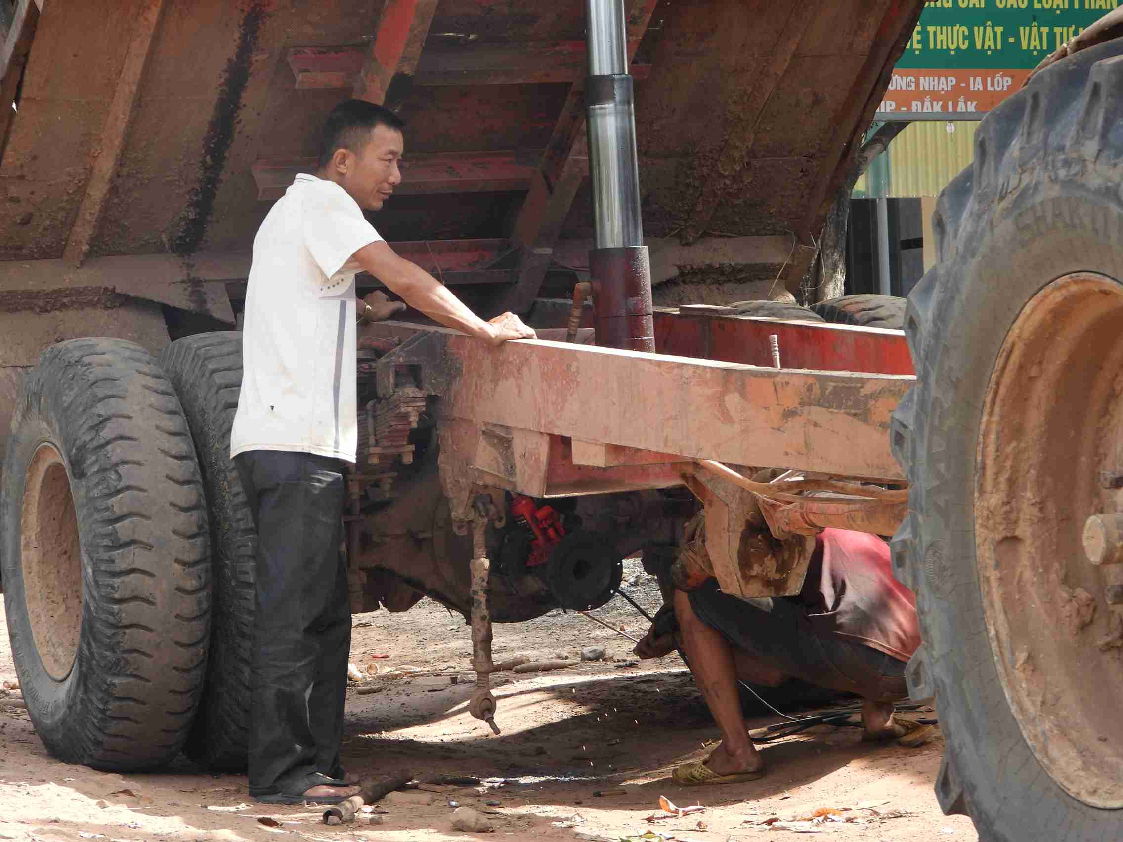 Nguoi dan xa Ia Lop da va dang dan loai bo cac hu tuc lac hau. Anh: Bao Trung