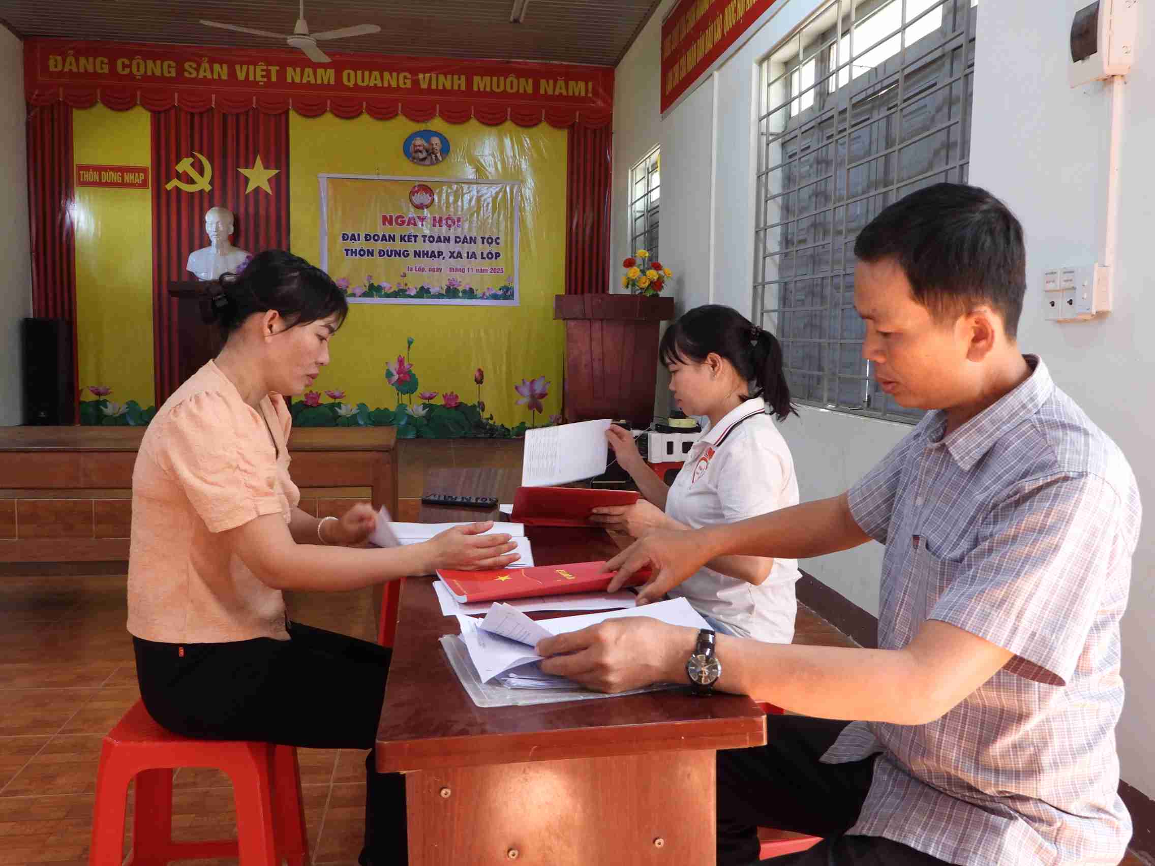 UBND xa cu nguoi ve nam thong tin o co so ve hoat dong tuyen truyen ve tao hon, hon nhan can huyet. Anh: Bao Trung