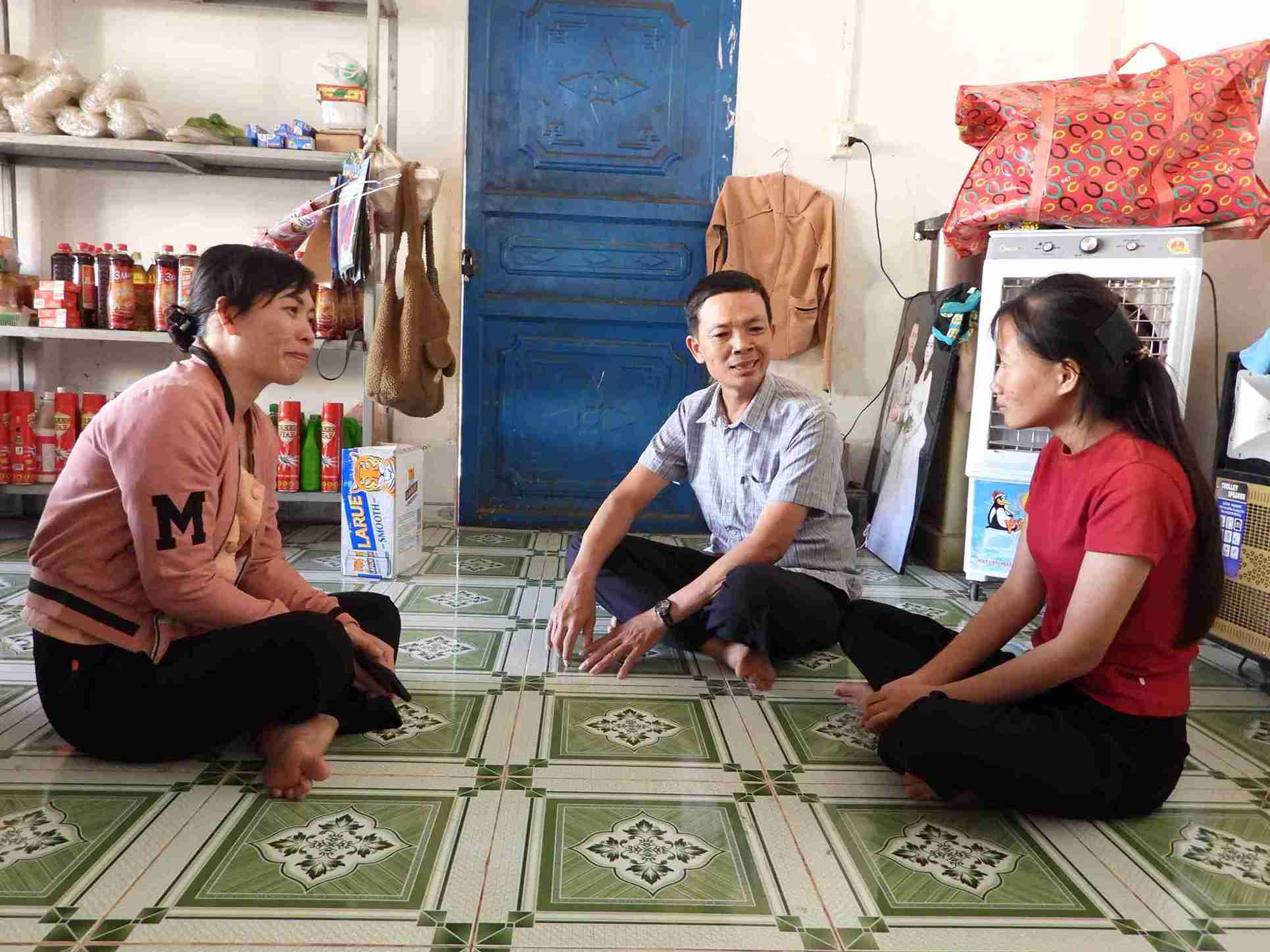 The Department of Culture and Society of Iaiap commune (Dak Lak province) sent staff to disadvantaged villages to propagate and disseminate the harmful effects of early marriage and consanguineous marriage to young people. Photo: Bao Trung