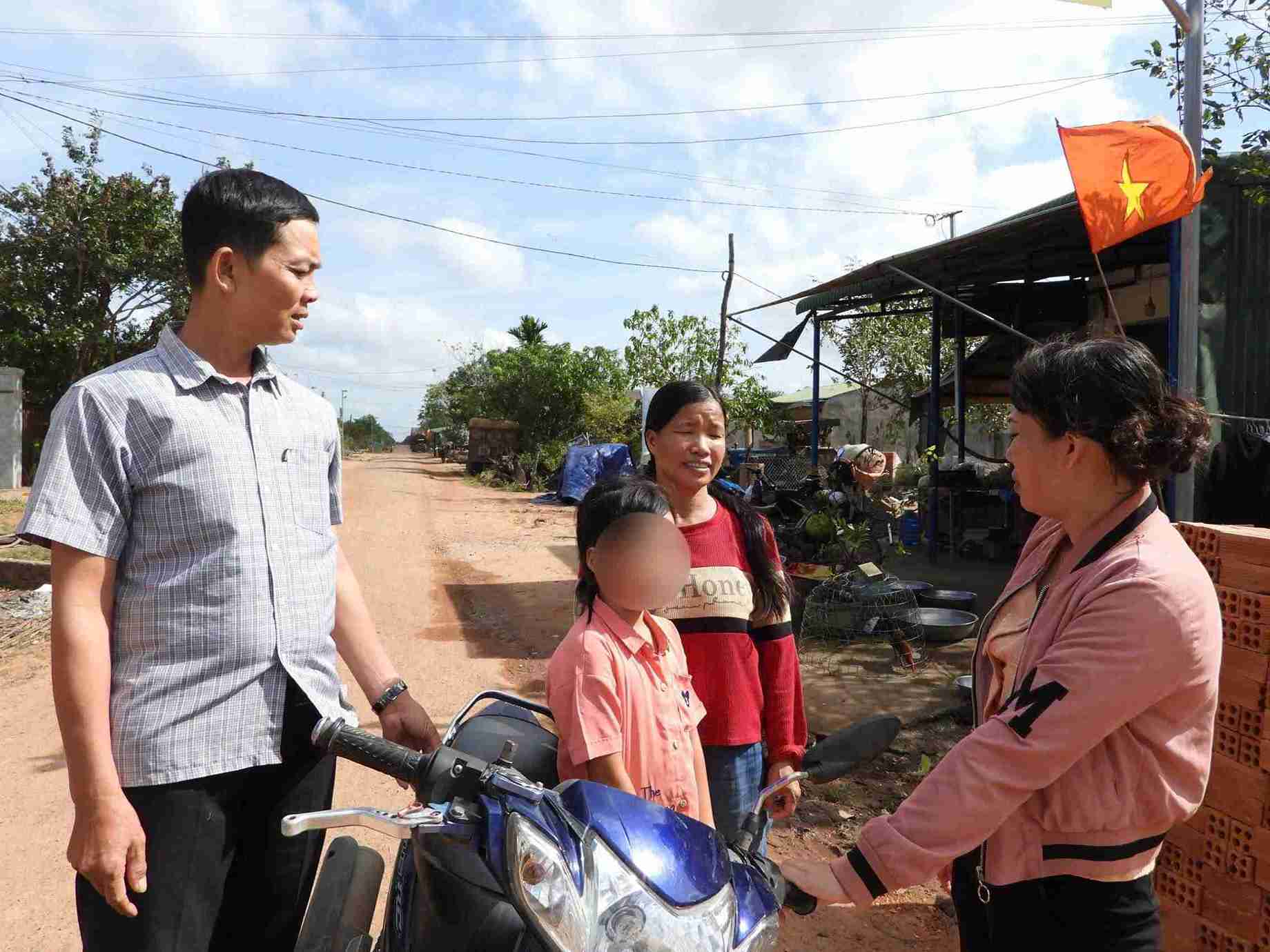 Can bo xa Ia Lop ve co so tuyen truyen ve tac hai cua tao hon va hon nhan can huyet. Anh: Bao Trung