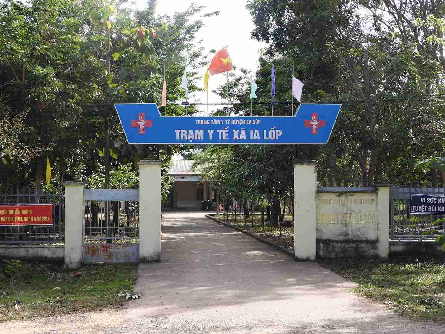 Tram Y te xa dong vai tro la cau noi dam bao suc khoe cho nguoi dan ho tro chinh quyen tuyen truyen loai bo tao hon va hon nhan can huyet o dia ban. Anh: Bao Trung