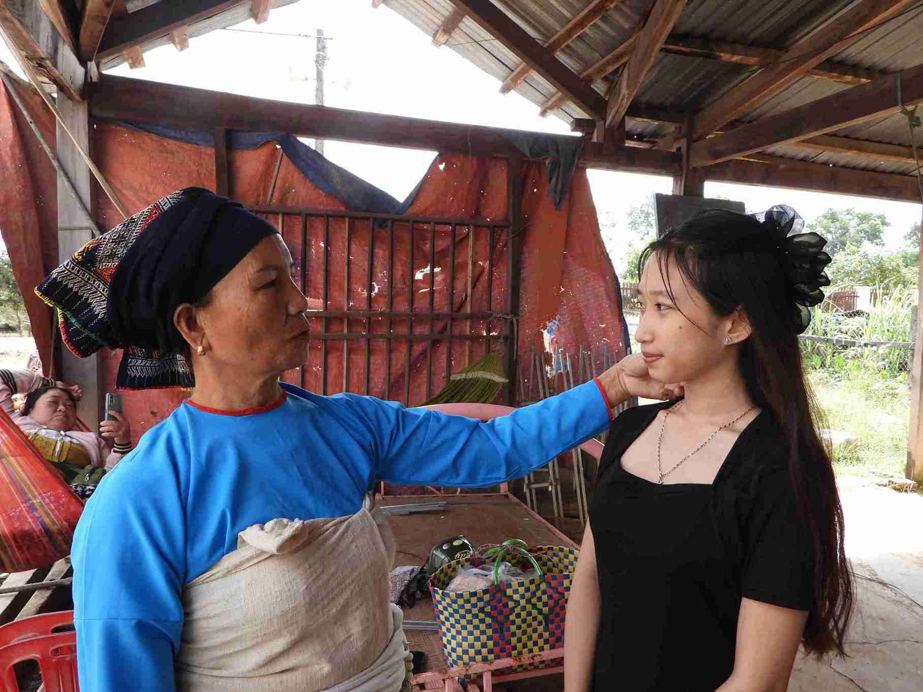 Nguoi uy tin cung dong vai tro quan trong trong viec dinh huong tu tuong, giao duc the he tre o xa. Anh: Bao Trung