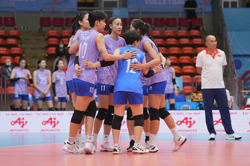 La seleccion vietnamita de voleibol femenino se enfrenta a Filipinas en las semifinales de los SEA Games 33. Foto: VFV