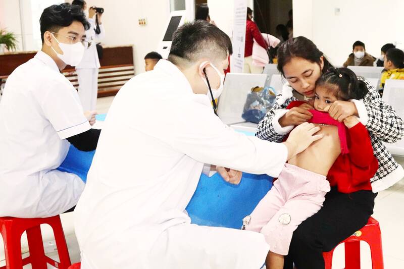 Doctors at E Hanoi Hospital examine cardiovascular diseases in children. Photo: Huyen Trang
