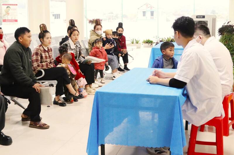 Chuong trinh kham sang loc benh ly ve tim mach cho tre duoi 18 tuoi tai Benh vien Da khoa tinh Son La. Anh: Huyen Trang